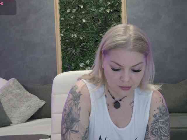 Issa_Jo webcam