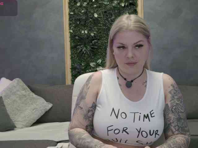 Issa_Jo webcam