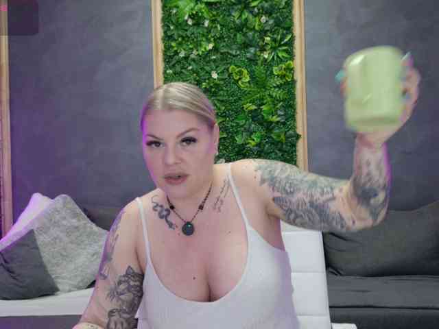 Issa_Jo webcam