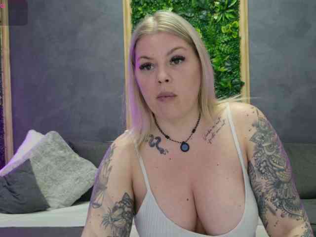 Issa_Jo webcam