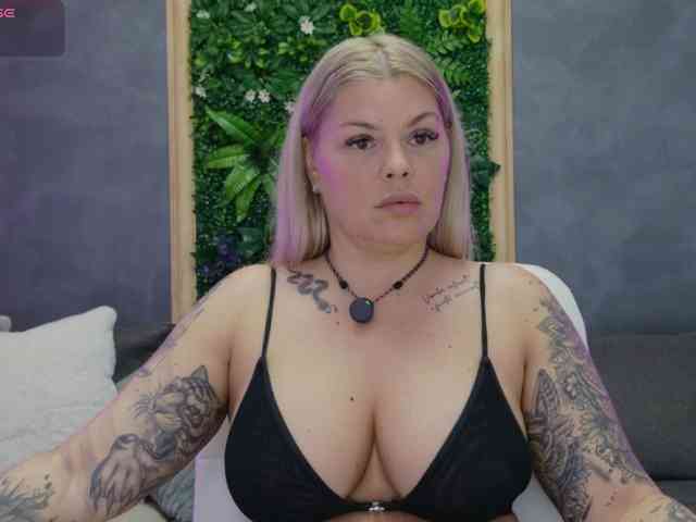Issa_Jo webcam
