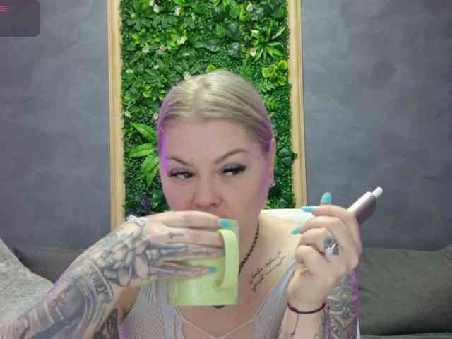 Issa_Jo webcam
