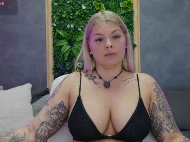 Issa_Jo webcam