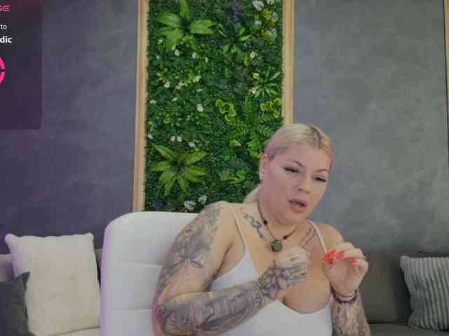 Issa_Jo webcam