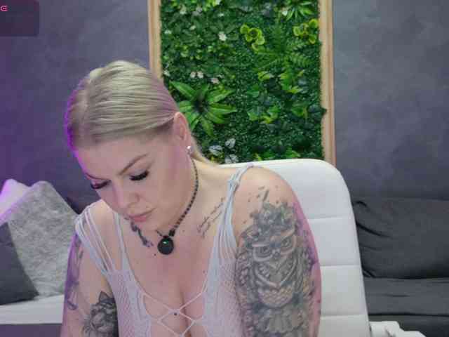 Issa_Jo webcam