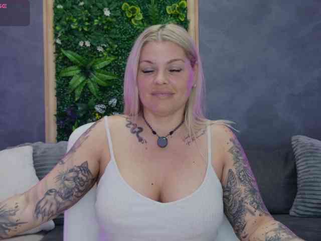 Issa_Jo webcam