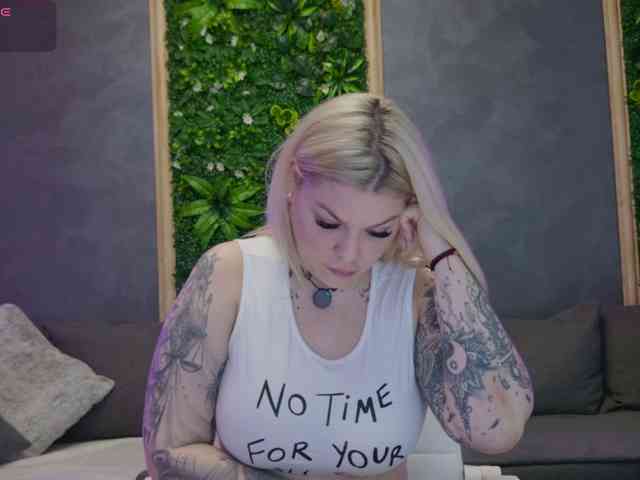 Issa_Jo webcam