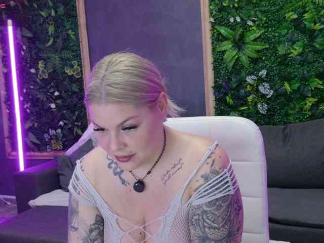 Issa_Jo webcam