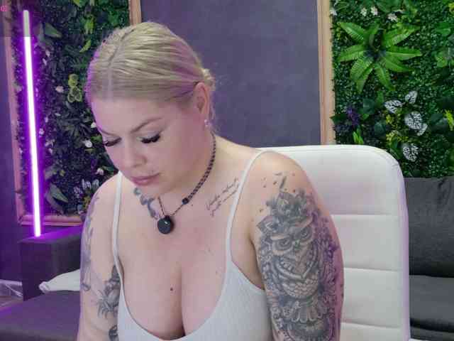Issa_Jo webcam