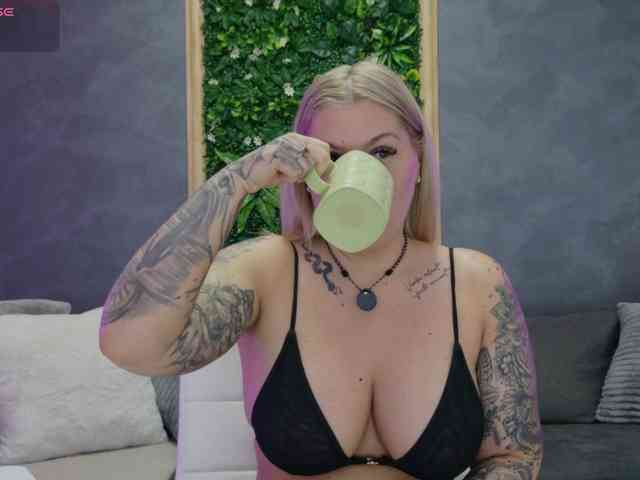 Issa_Jo webcam