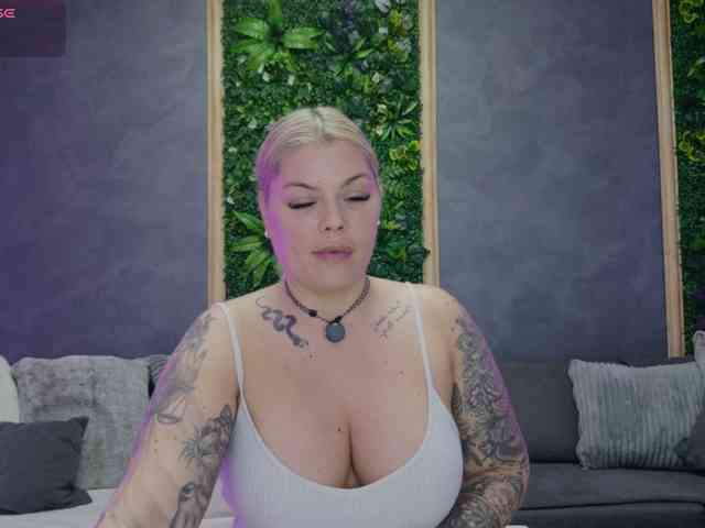 Issa_Jo webcam