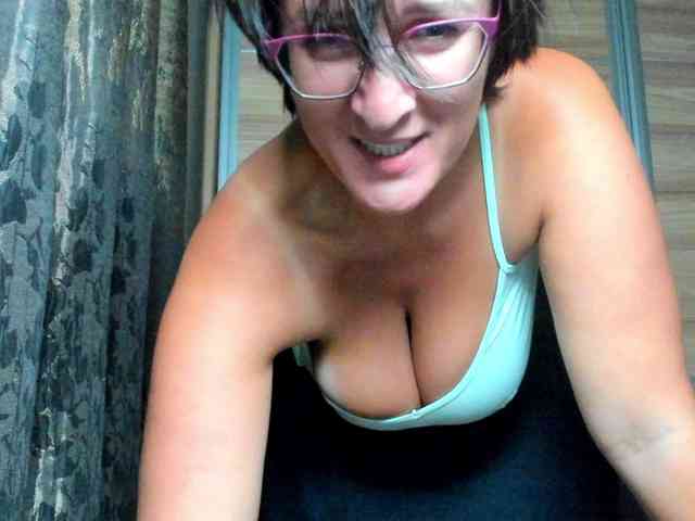 Model: CurvyJules69