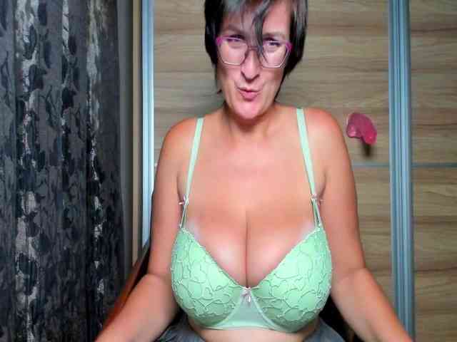 Model: CurvyJules69