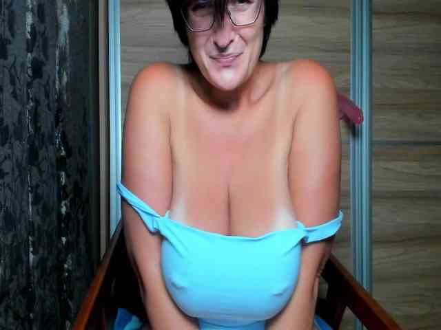 Curvyjules69 webcam