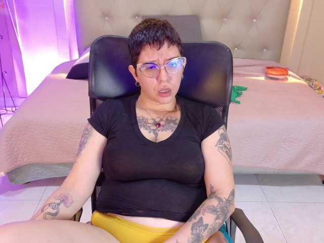 le modèle chloe-rosse est en webcam porno dans un show sur le site bongacams, il possède les tags suivants: Latino/Hispanic,Brunette,Shaved