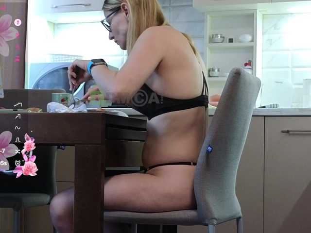 MaryWoooW live webcam show