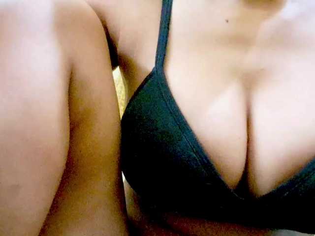Nidhilove's BongaCams show and profile
