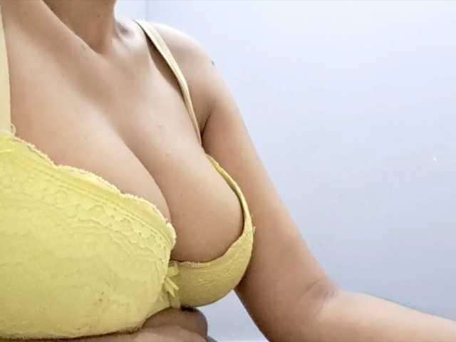 Nidhilove live cam on BongaCams