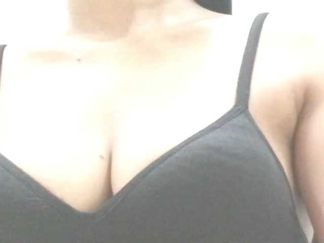 Nidhilove, live now on BongaCams