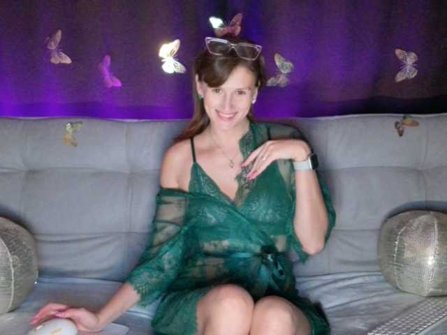 BADmoms live cam on BongaCams