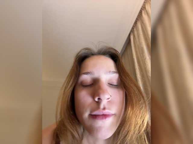 avolood live cam on BongaCams