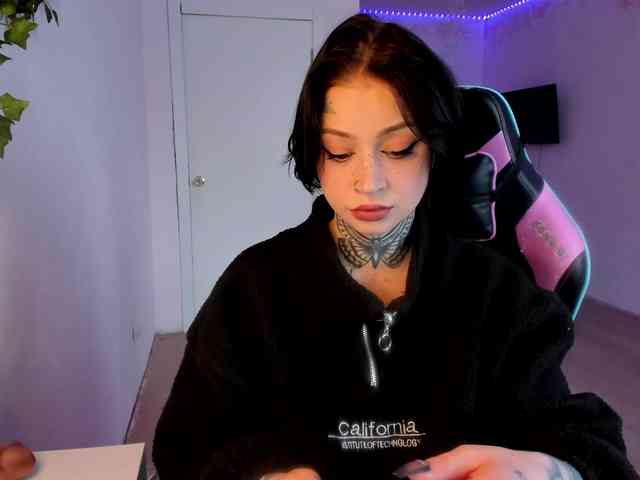 Ce modèle est en direct maintenant. MalinaLaura
