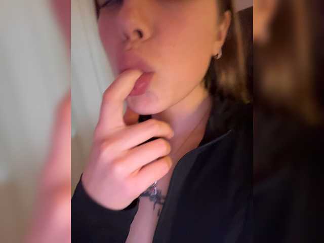 Villanelle, live now on BongaCams