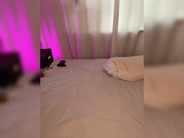 Villanelle, live now on BongaCams