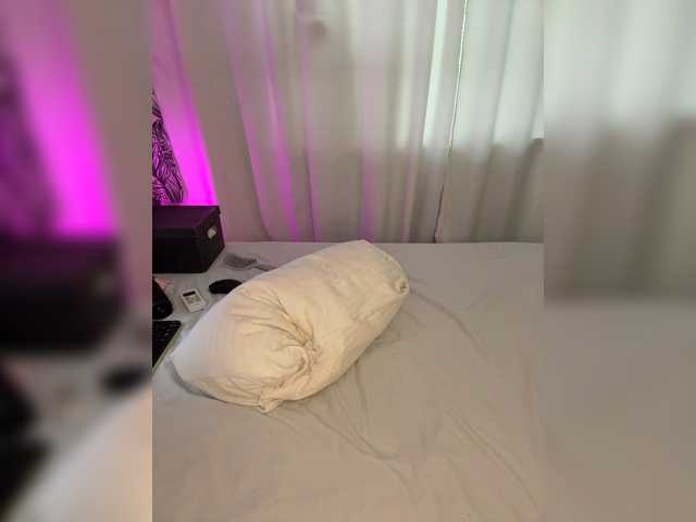 Villanelle, live now on BongaCams
