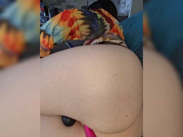 YoungMilf's BongaCams show and profile