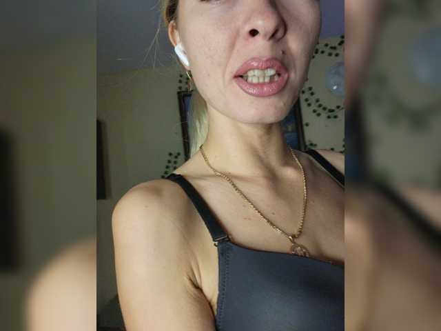 Darina24, live now on BongaCams
