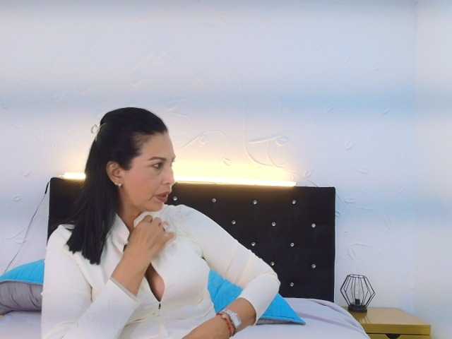 Shanon-mature live cam on BongaCams