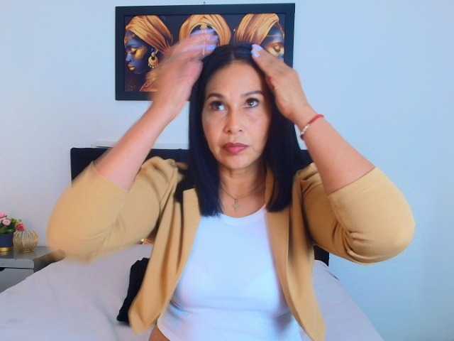 Shanon-mature live cam on BongaCams