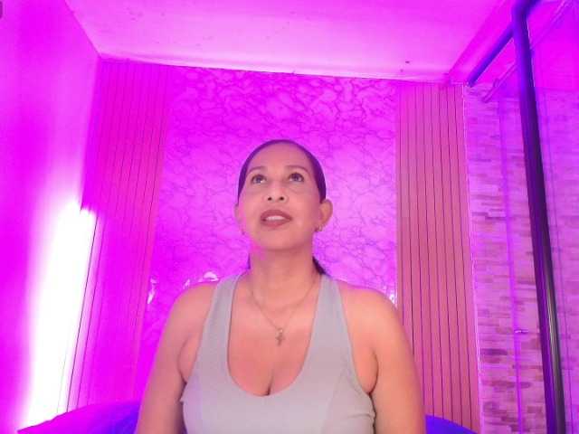 Shanon-mature live cam on BongaCams