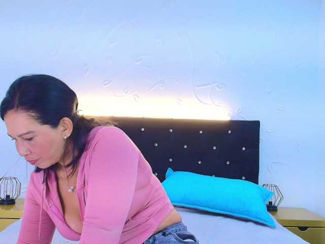 Shanon-mature live cam on BongaCams
