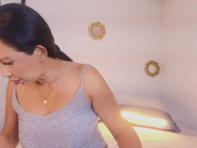 Shanon-mature live cam on BongaCams