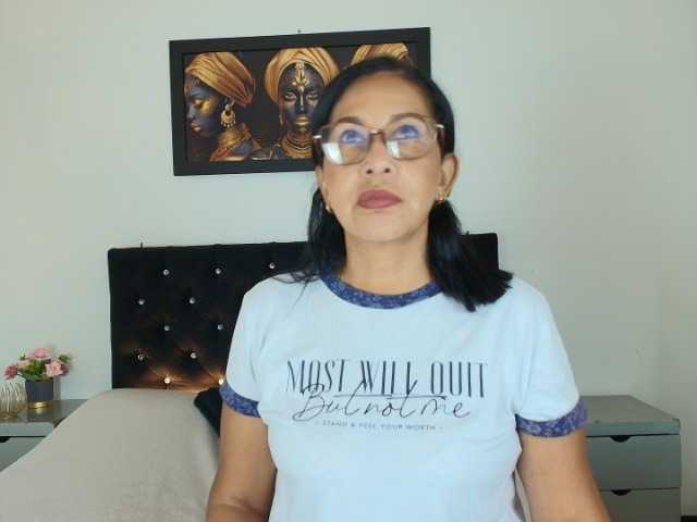 Shanon-mature live cam on BongaCams