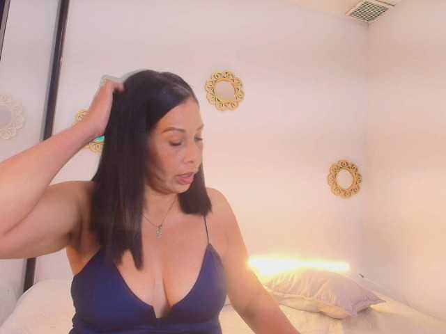 Shanon-mature live cam on BongaCams
