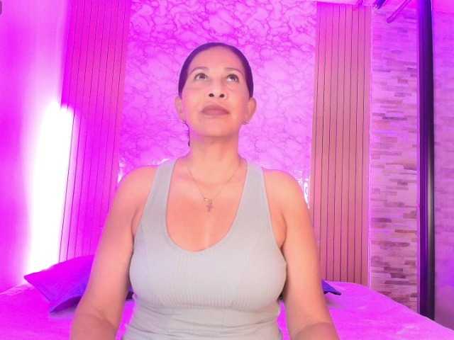 Shanon-mature live cam on BongaCams