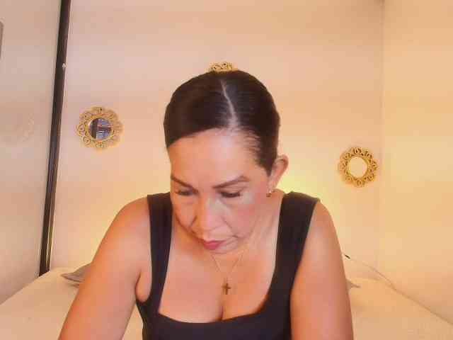 Shanon-mature webcam