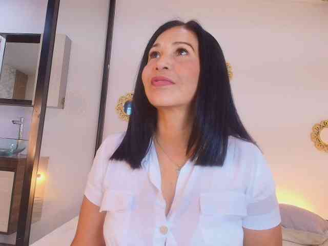 Shanon-mature webcam
