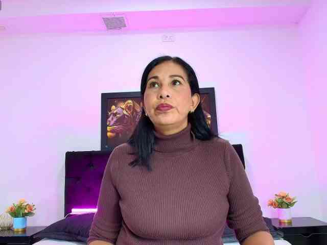 Shanon-mature webcam