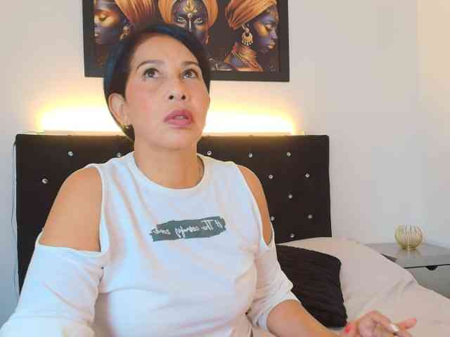 Shanon-mature webcam