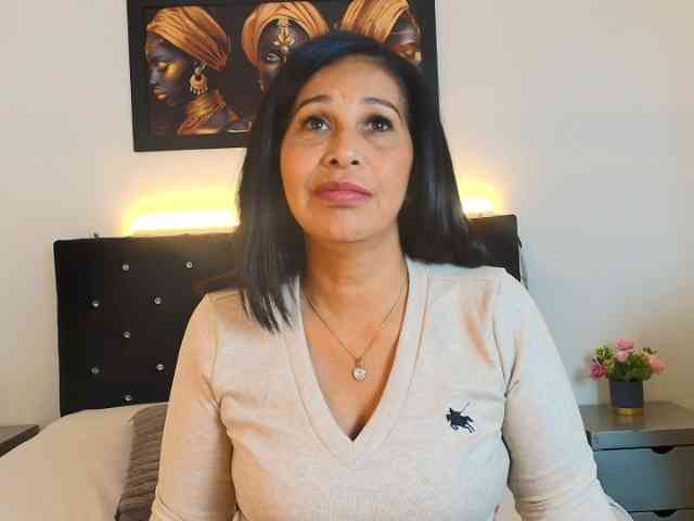 Shanon-mature webcam
