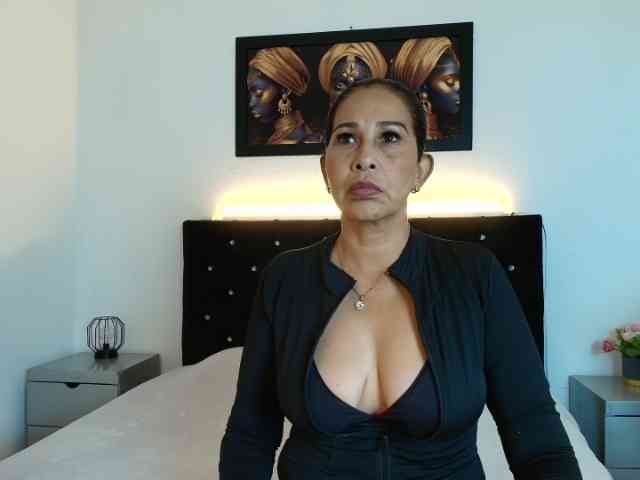 Shanon-mature webcam