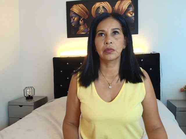 Shanon-mature webcam