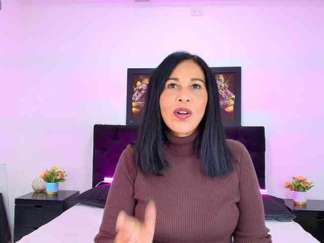 Shanon-mature webcam