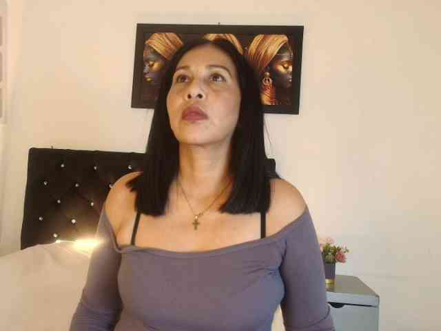 Shanon-mature webcam