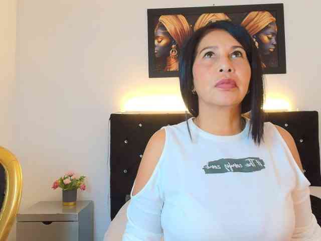 Shanon-mature webcam