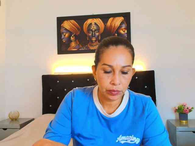 Shanon-mature webcam
